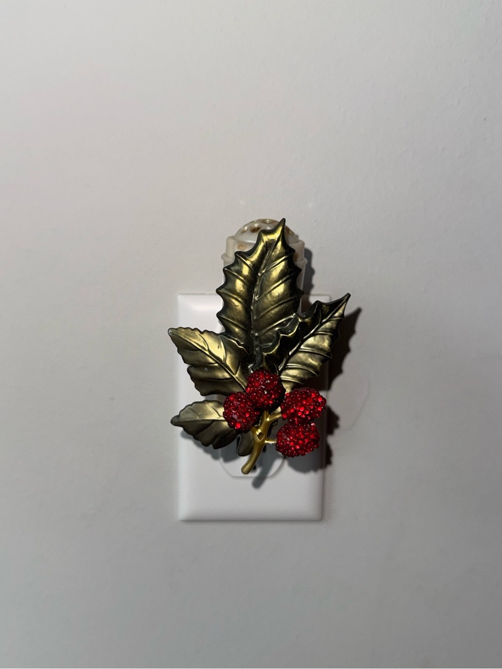 Bath & Body Works Holly Leaves & Red Berries Wallflower Fragrance Plug-In